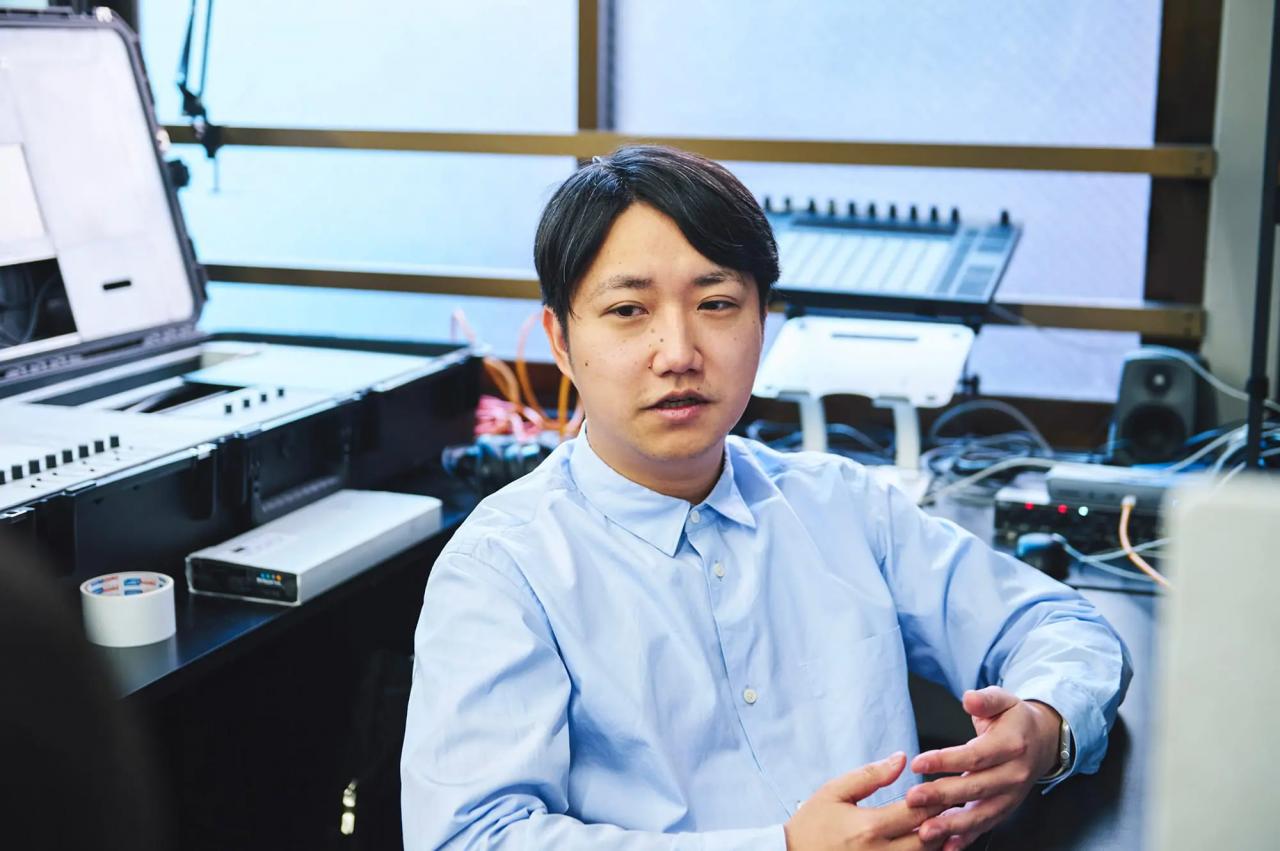 <strong>坂本俊太</strong> 1993年大阪府生まれ。2017年に武蔵野美術大学基礎デザイン学科を卒業し、大手広告代理店へ入社。2020年より、クリエイターズクラブ「NEW」を運営。2024年、JAGDA新人賞・JAGDA賞デジタルメディア部門受賞