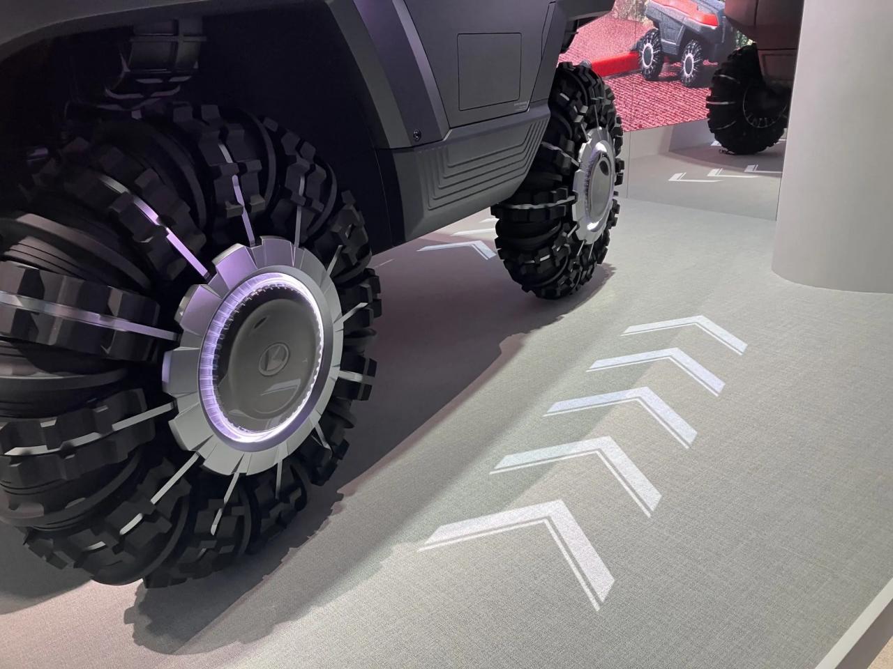 ロボットの足元の床に、矢印が投影されている