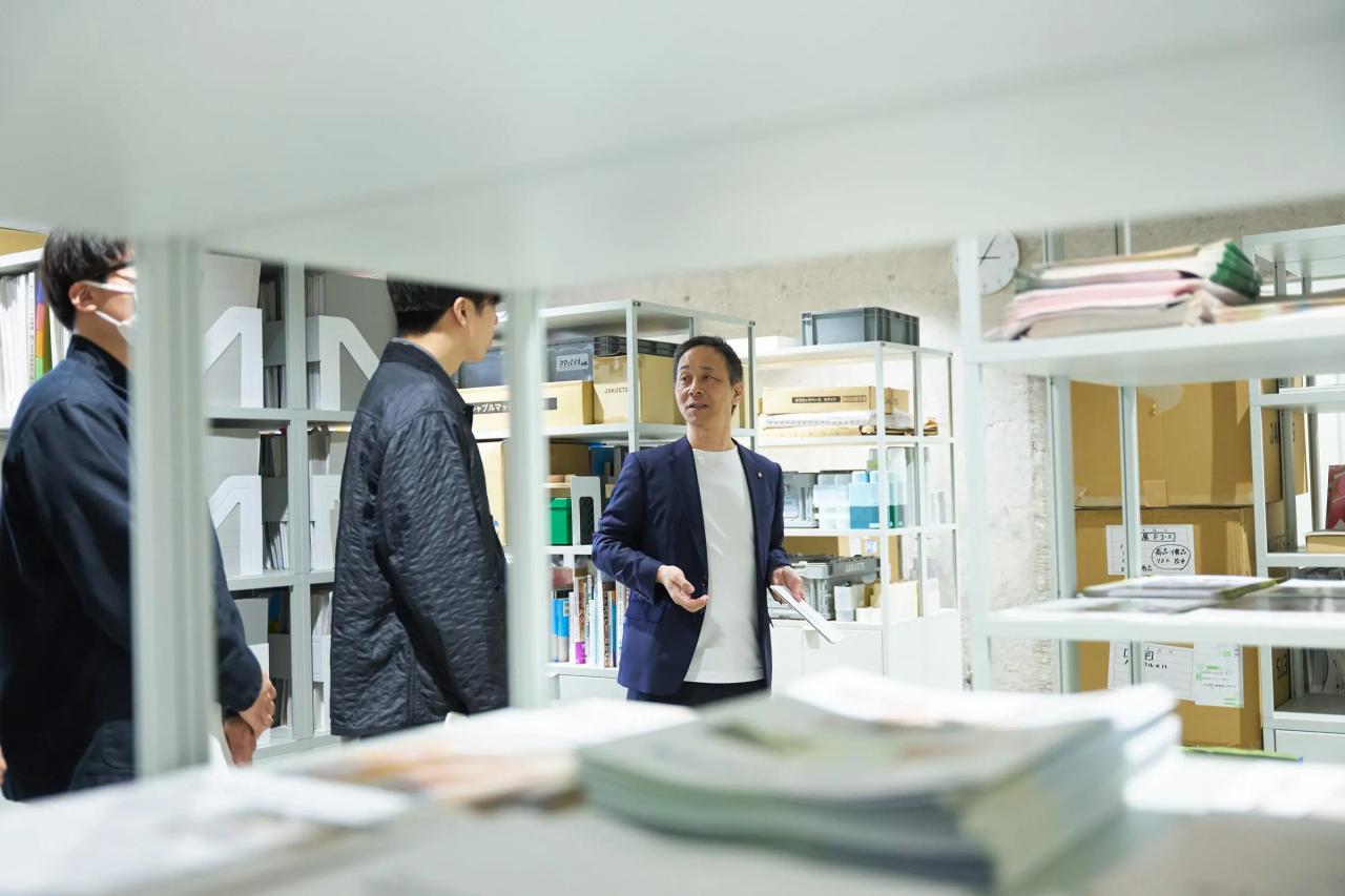書類や模型が所狭しと並ぶ倉庫