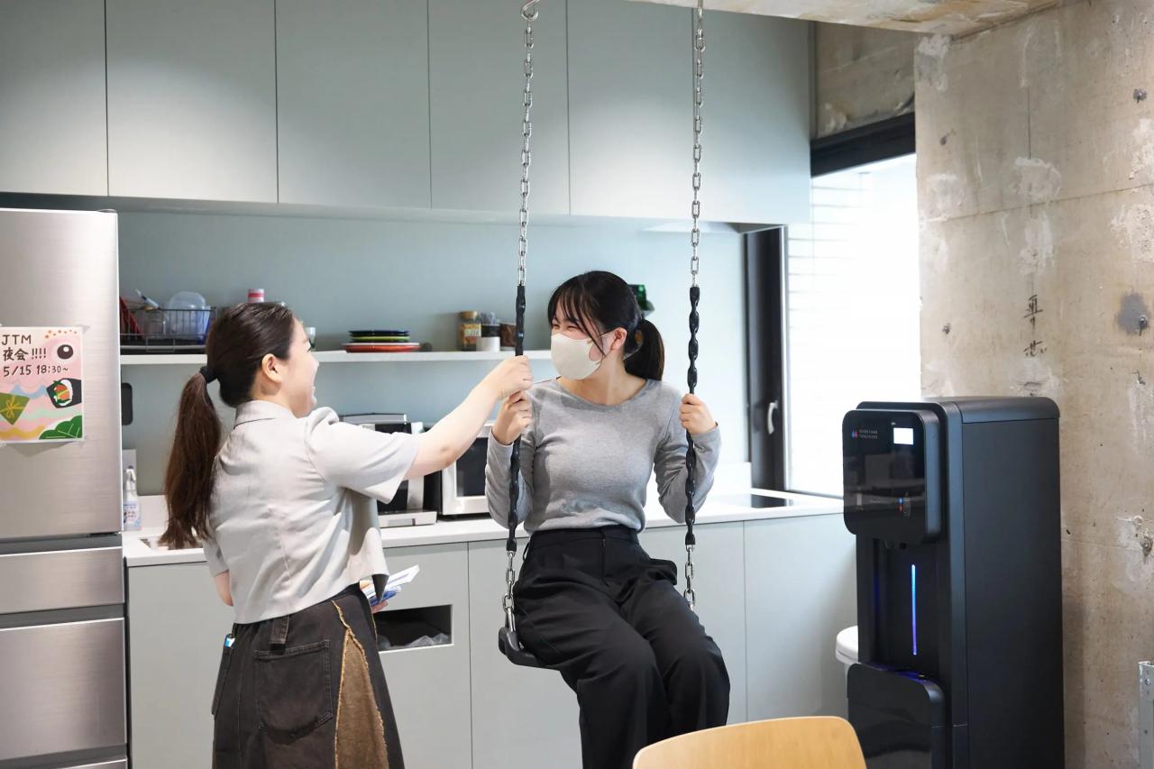 天井から吊り下げられたブランコと参加者