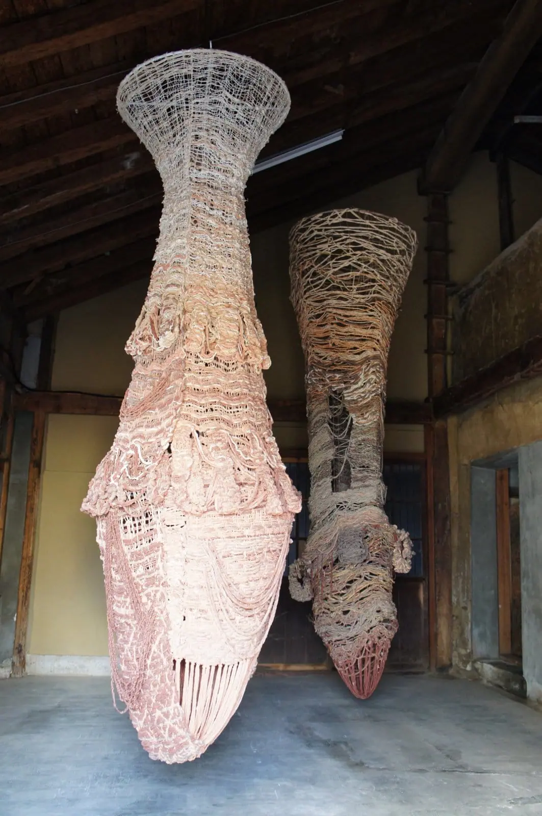 天井から吊るされた織物の作品