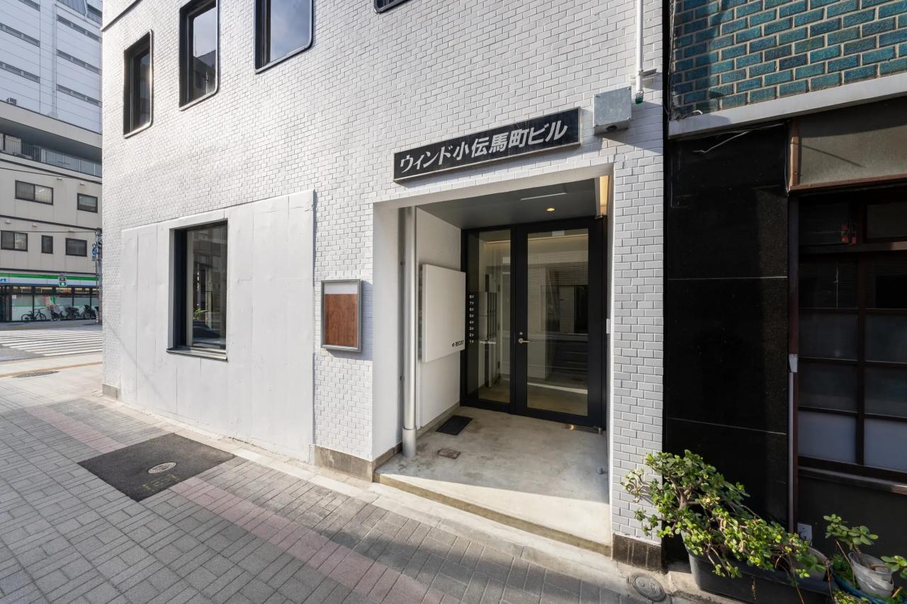 ウィンド小伝馬町ビル外観、入口付近