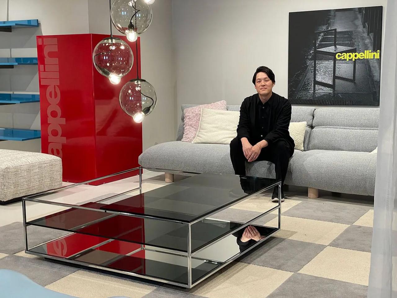 北川大輔氏、ミラノ市内cappelliniショールームにて、新作のテーブル「Floe（氷原、薄氷という意味）」を前に