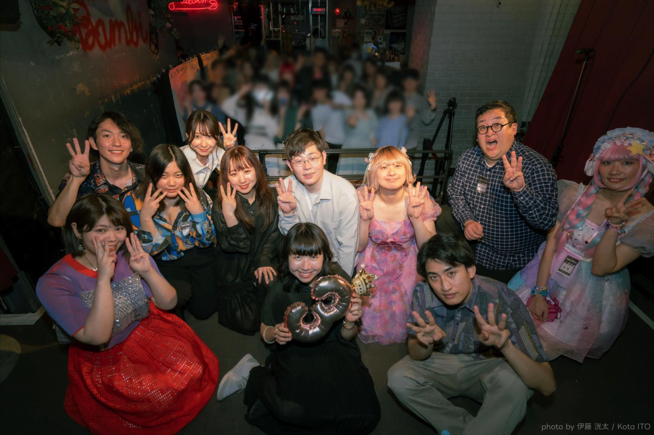 ライブ会場で参加者と記念撮影する奥村さん