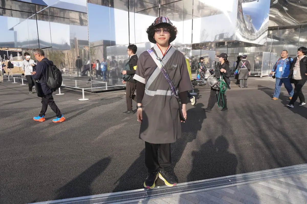 ヌルは「何もない」の意味。また『般若心経』の「色即是空 空即是色」は前後半が鏡合わせに。モチーフである鏡と仏教との関係を解釈し、アテンダントのユニフォームには袈裟を採用