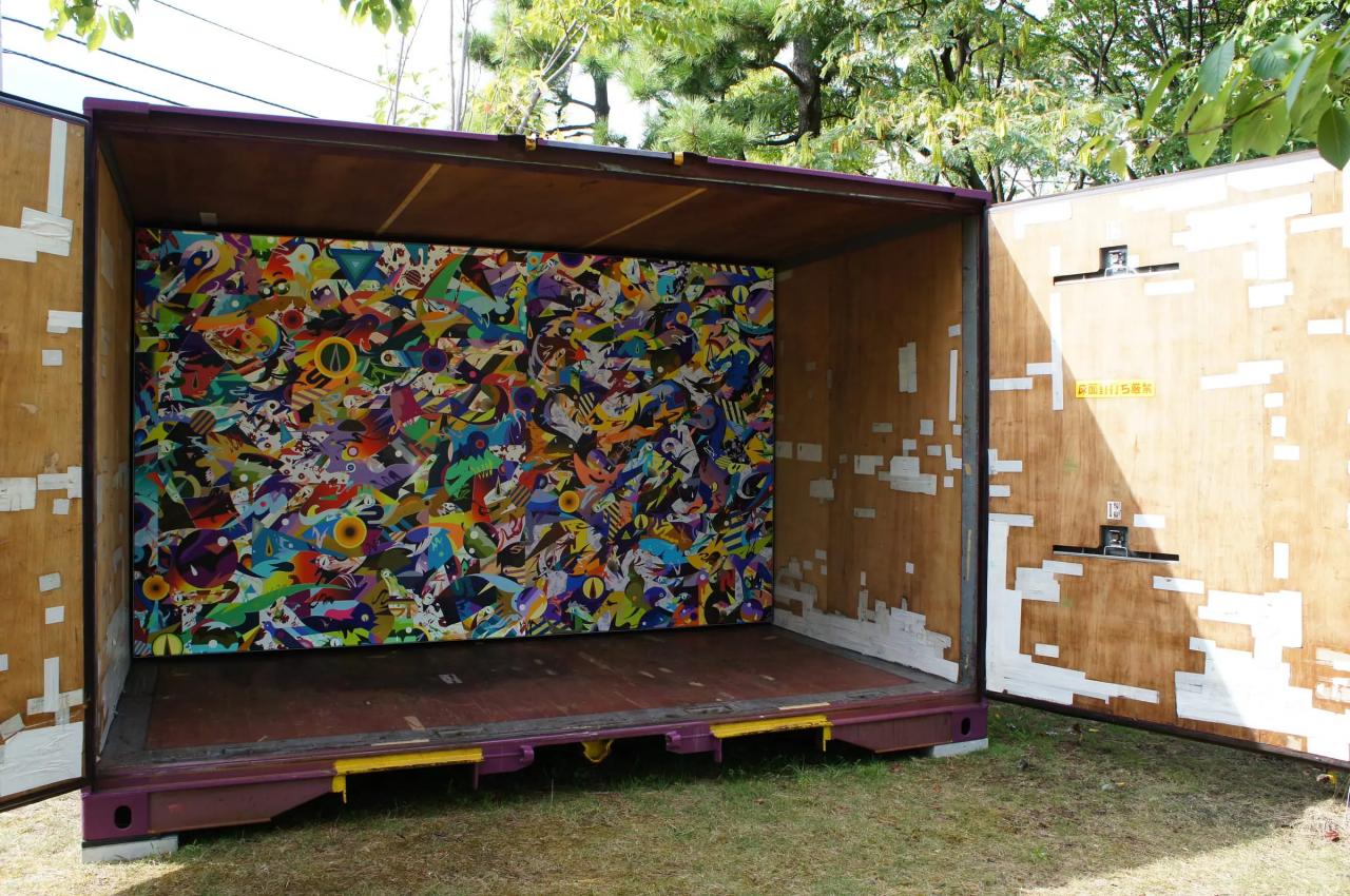 観音開きのコンテナのなかにカラフルな抽象絵画