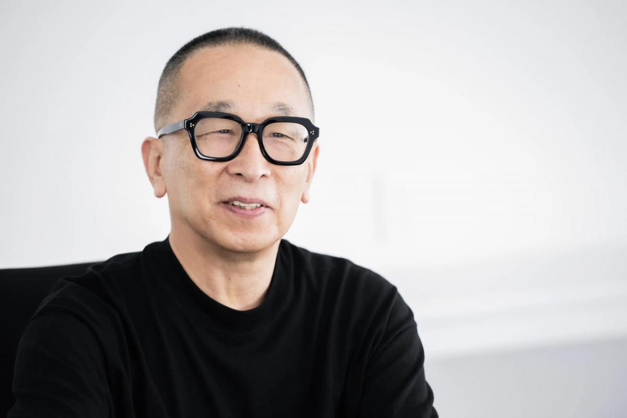 <strong>佐藤卓</strong> グラフィックデザイナー/京都芸術大学学長。1979年東京藝術大学デザイン科卒業。1981年に同大学院修了。株式会社電通を経て、1984年に佐藤卓デザイン事務所(現株式会社TSDO)を設立。「明治おいしい牛乳」や「ロッテ キシリトールガム」などの商品デザインおよびブランディング、『デザインあneo』の総合指導や『にほんごであそぼ』のアートディレクション、21_21 DESIGN SIGHTのディレクターおよび館長を務めるなど、多岐にわたって活動している