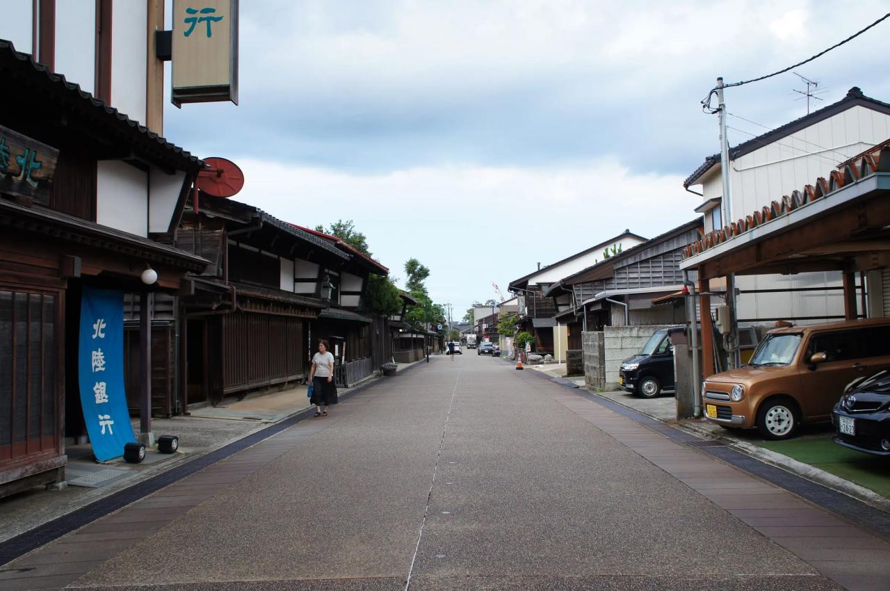 広い道を挟んで日本家屋が並ぶ