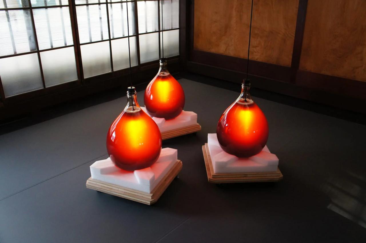 蜂蜜が入った、しずく型の作品