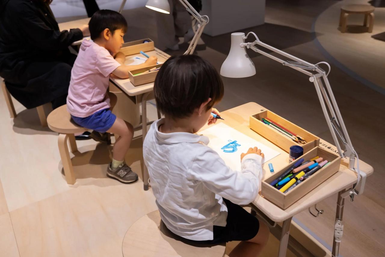 「みんなのあ」にて、「あ」を思い思いに色付けする