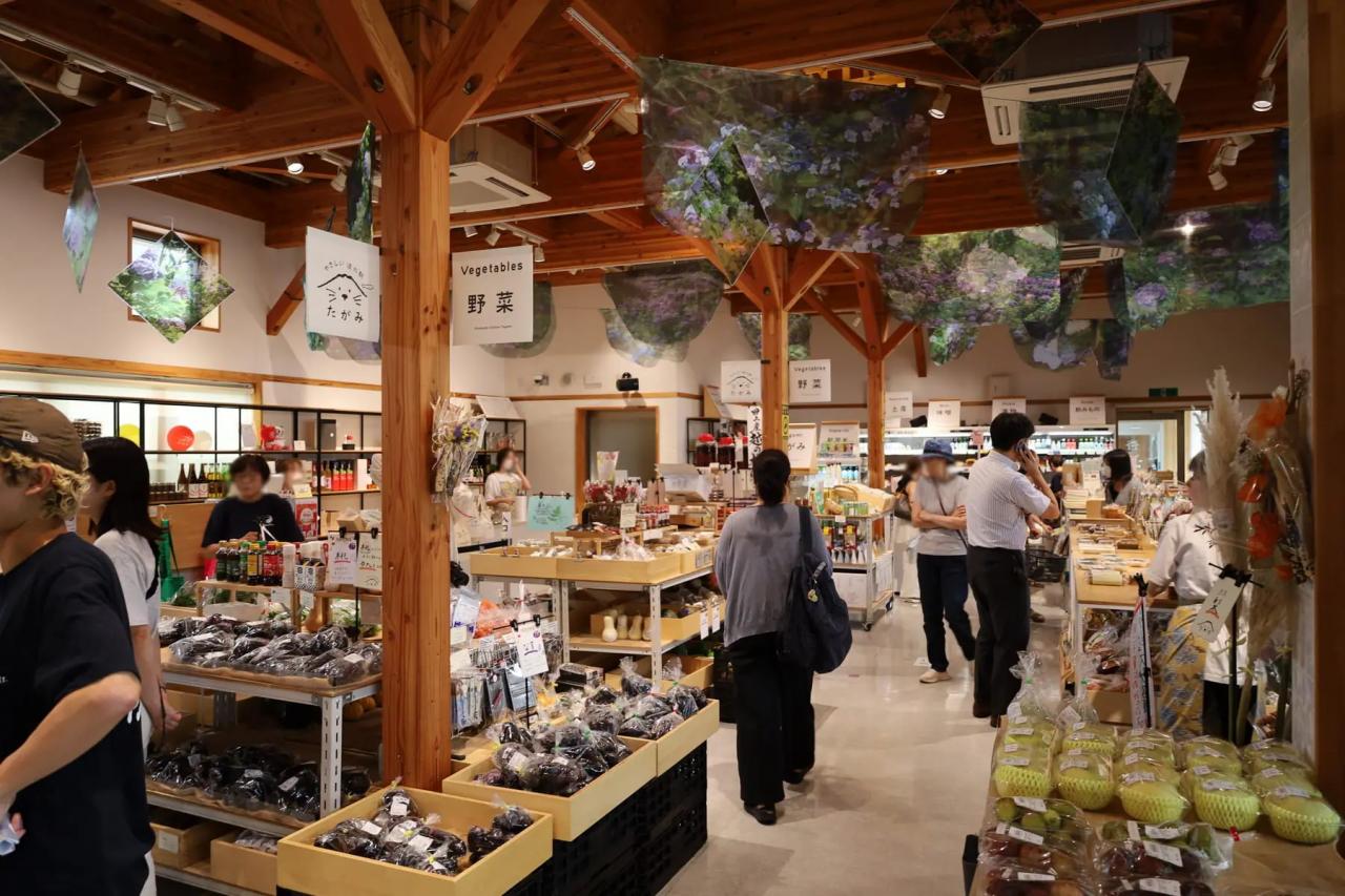 道の駅たがみ店内