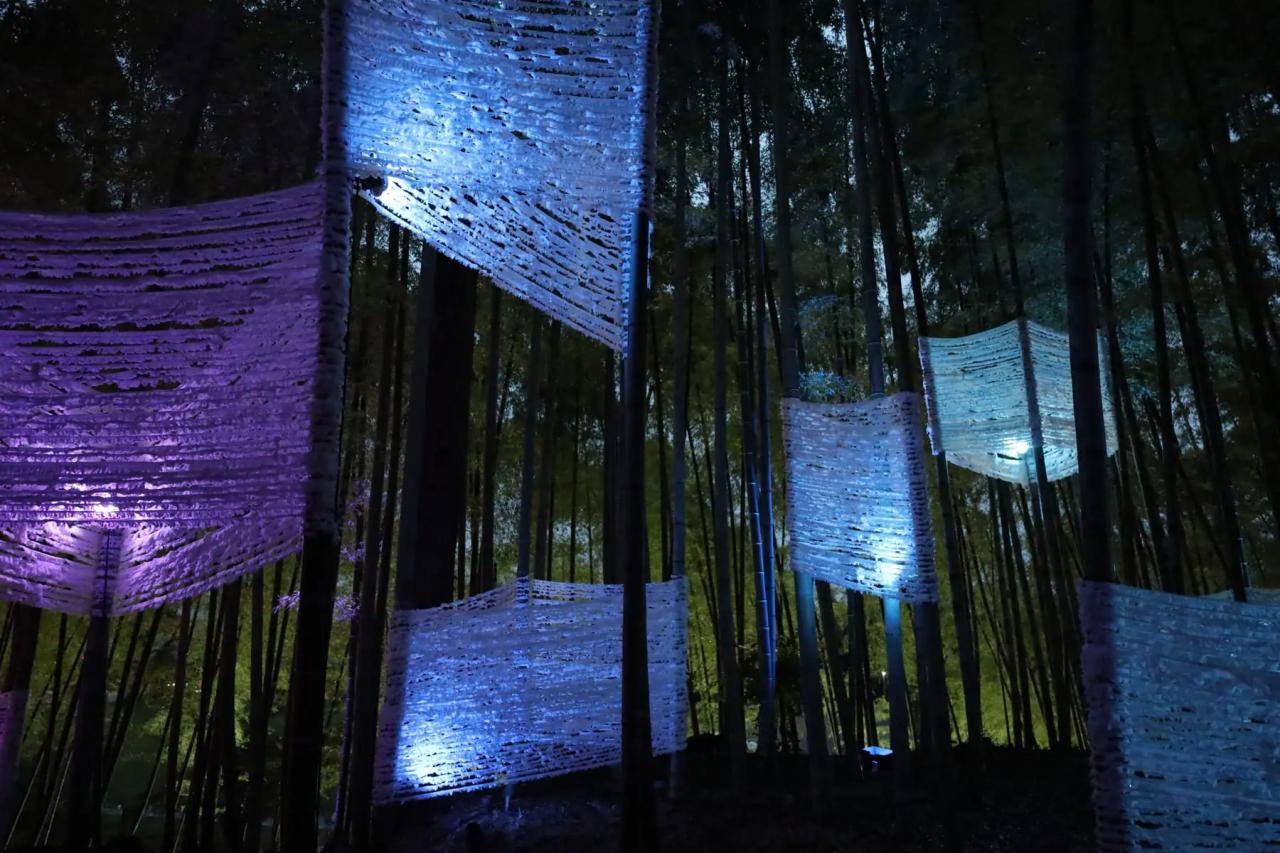 背の高い竹3-4本に布を巻き付け、灯篭のように灯りを灯した作品