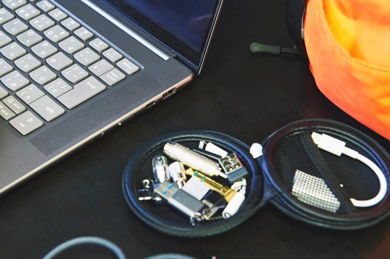 ポーチの中は坂本さんがいつも持ち歩いているアダプター類。「Yoga Slim 7i Aura Edition Gen 9」は、データ転送や映像出力に対応したUSB Type-Cポートに加えて、USB 3.2 Gen 2 Type-AポートやHDMI出力端子、3.5mmマイクロホン/ヘッドホン・コンボ・ジャックを搭載。変換アダプターなしでさまざまな周辺機器を接続することができる