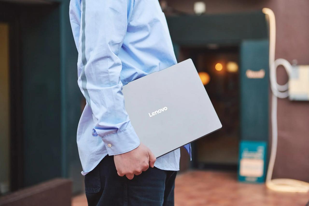 最大22.4時間のバッテリー駆動が可能。電源がない屋外や移動中でも、安心してクリエイティブな作業をおこなえる