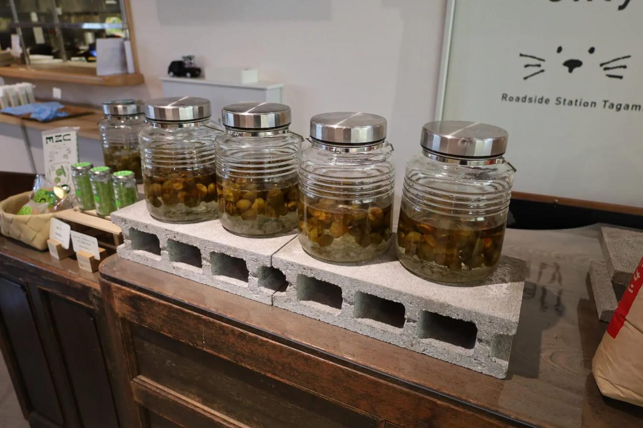 道の駅たがみ店内、シロップ漬けにされた梅の瓶が並ぶ