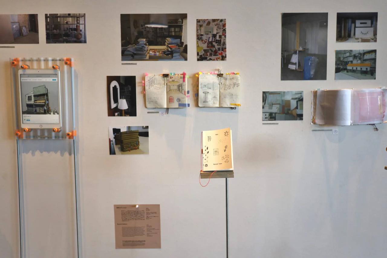 壁に掲示されたZINEの説明と実物