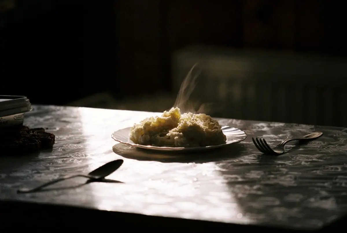 スクリプカリウ落合安奈《ひ か り の う つ わ》2025年　作家蔵　©Ana Scripcariu-Ochiai