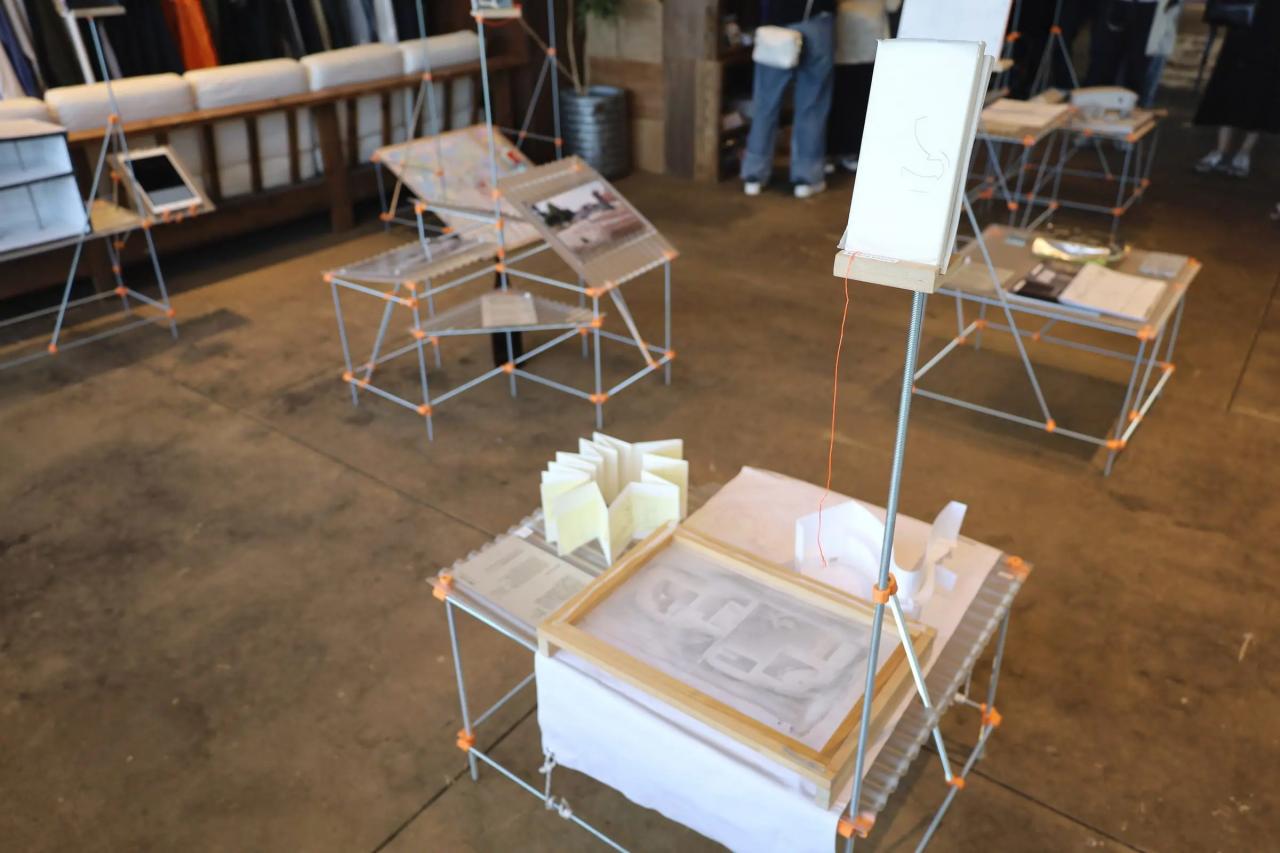 細い鉄の棒と簡単なジョイントで組まれた展示台