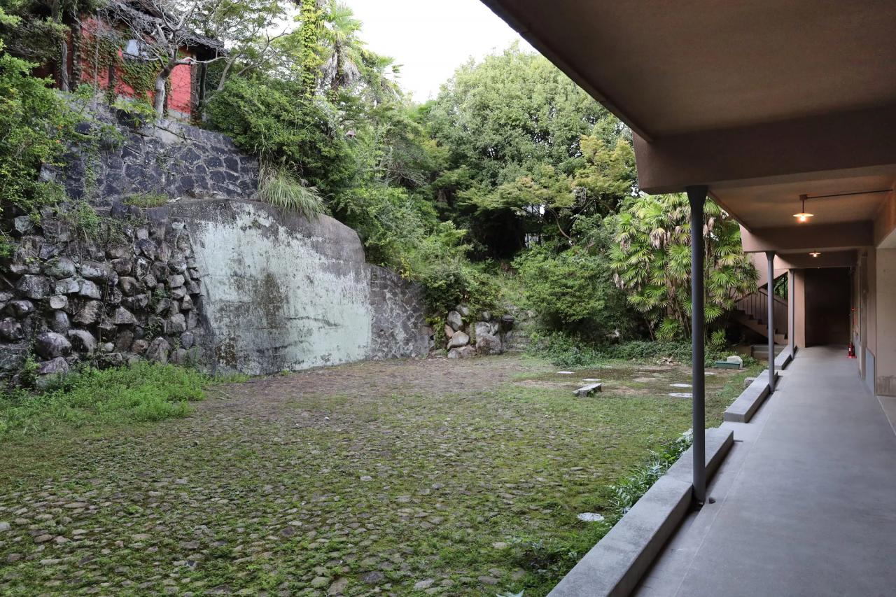 廊下からアクセスできる中庭の様子