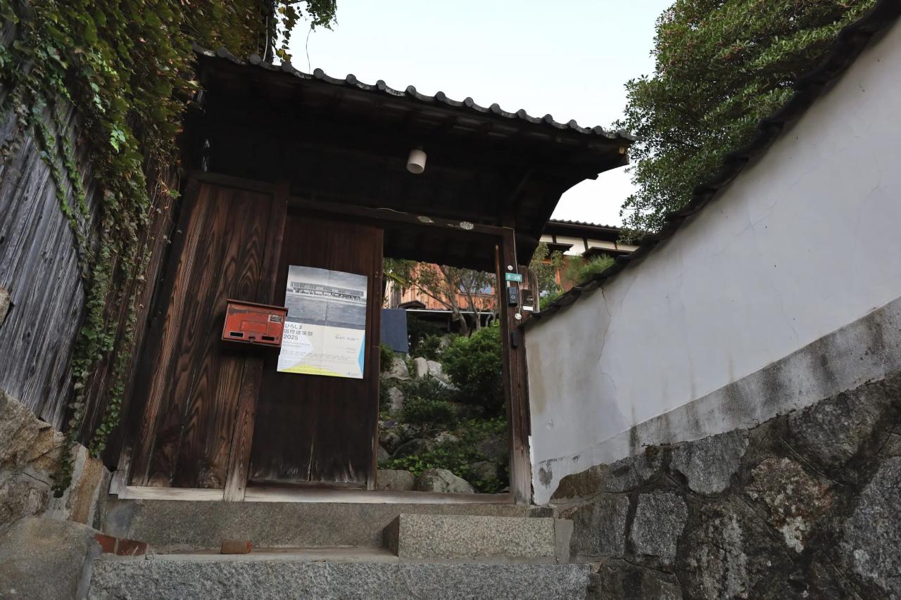 昔ながらの日本の住宅の玄関、門