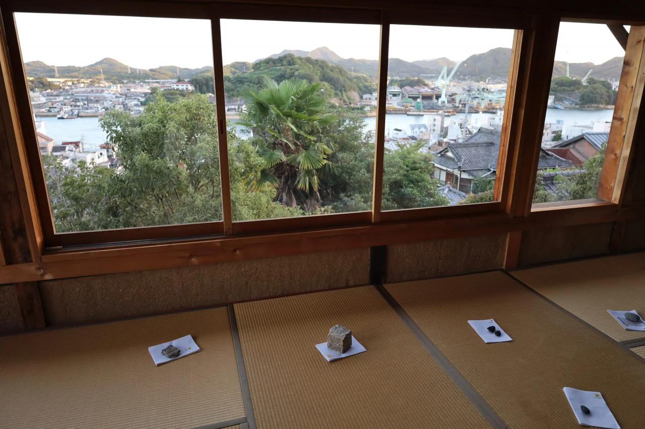 室内には小冊子の展示物が置かれ、大きな窓の向こうに尾道水道の景色が見える