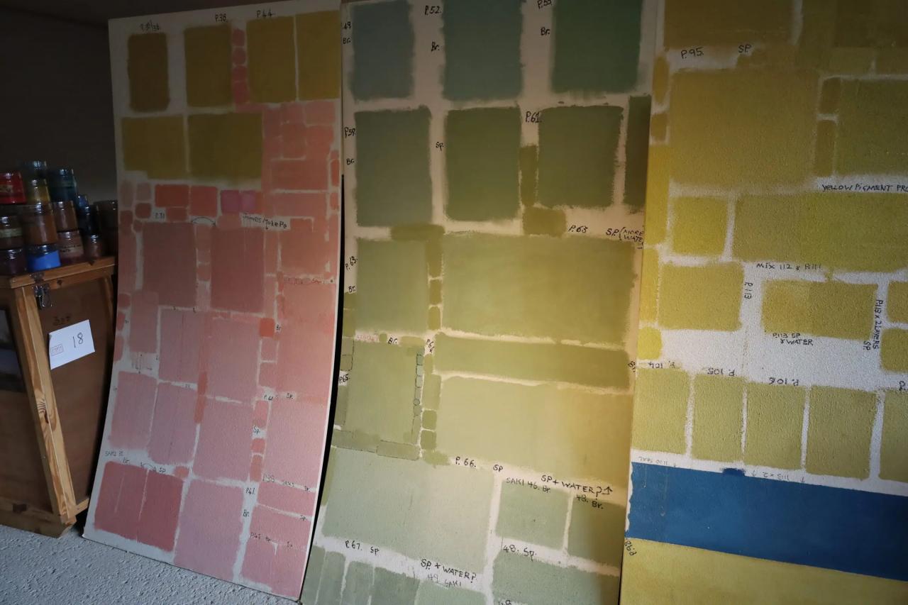 大きな板に、微妙にニュアンスの異なる色のペンキが複数塗られている