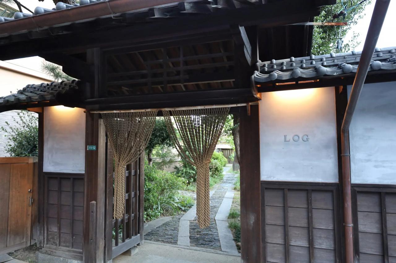 伝統的な日本家屋の門