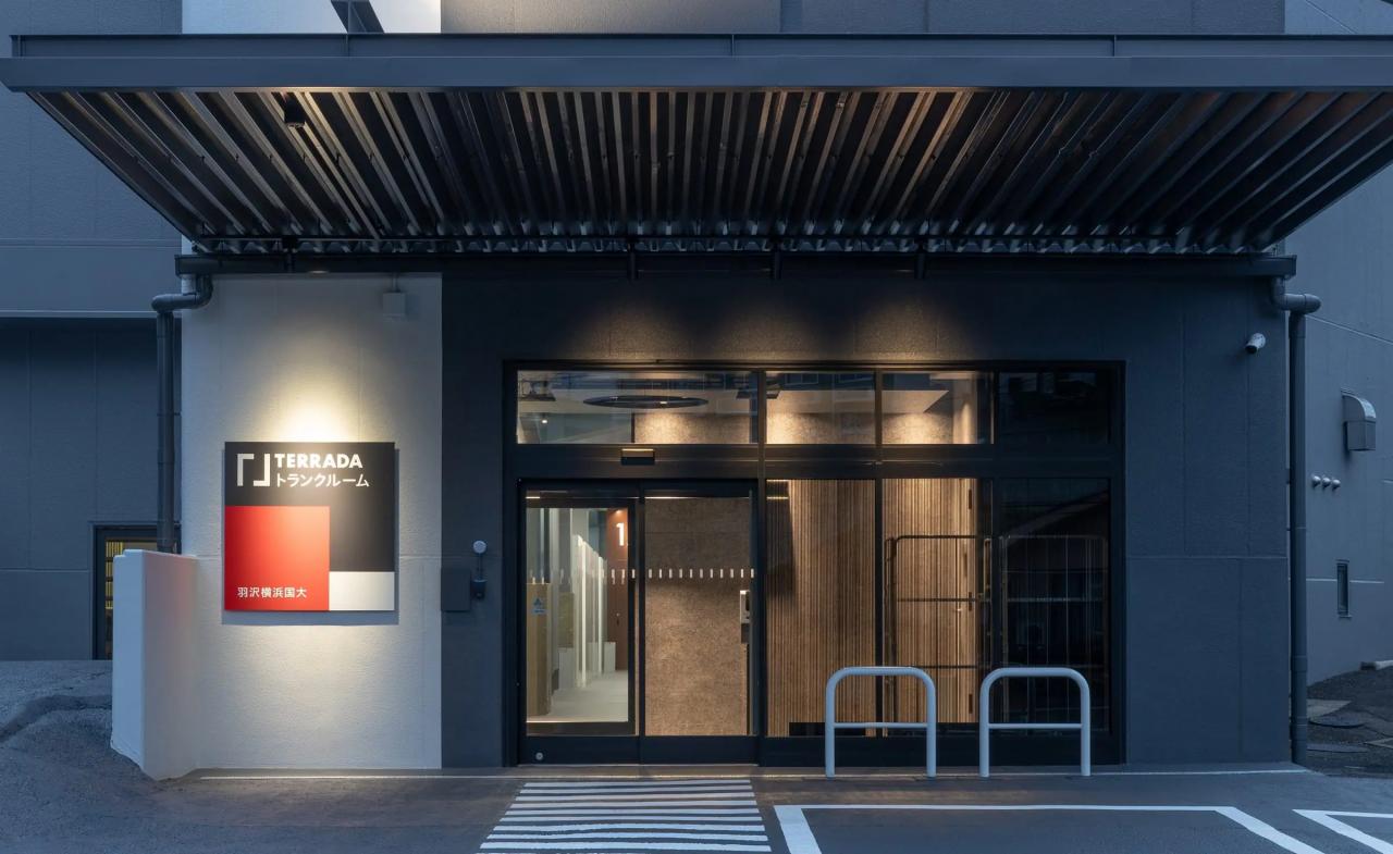 2024年に横浜エリアにオープンした「TERRADAトランクルーム 羽沢横浜国大」のエントランス。家具やオフィス用品などもまとめて収納できる2~4畳以上の部屋を取りそろえられている