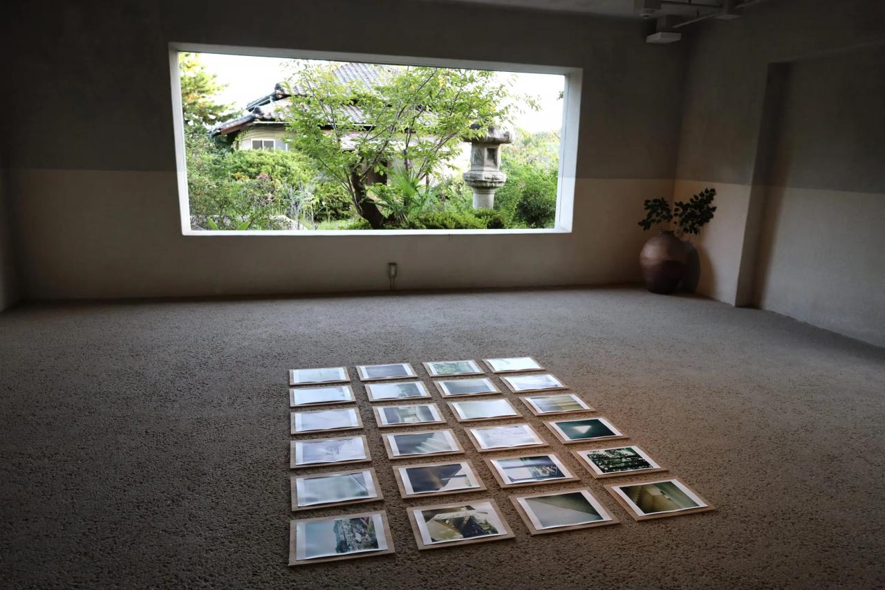 コンクリートのまっさらな四角い空間と大きく開けられた開口部