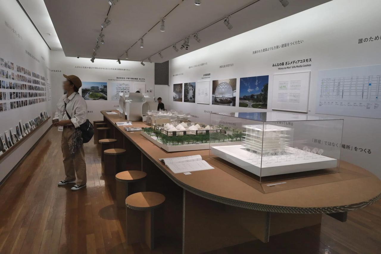建築模型のほか、テキスト資料で構成された展示ブース