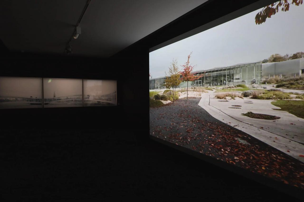 映像のインスタレーションが設置されたシンプルな展示ブース