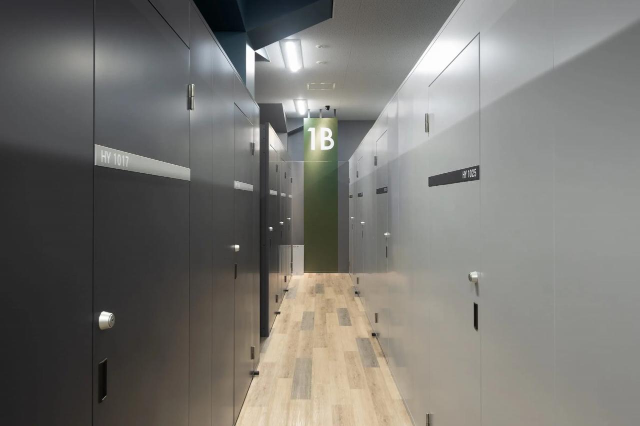 「どんつき」と呼ばれる廊下の突きあたり。「TERRADAトランクルーム羽沢横浜国大」では、全体の統一感を意識した配色に