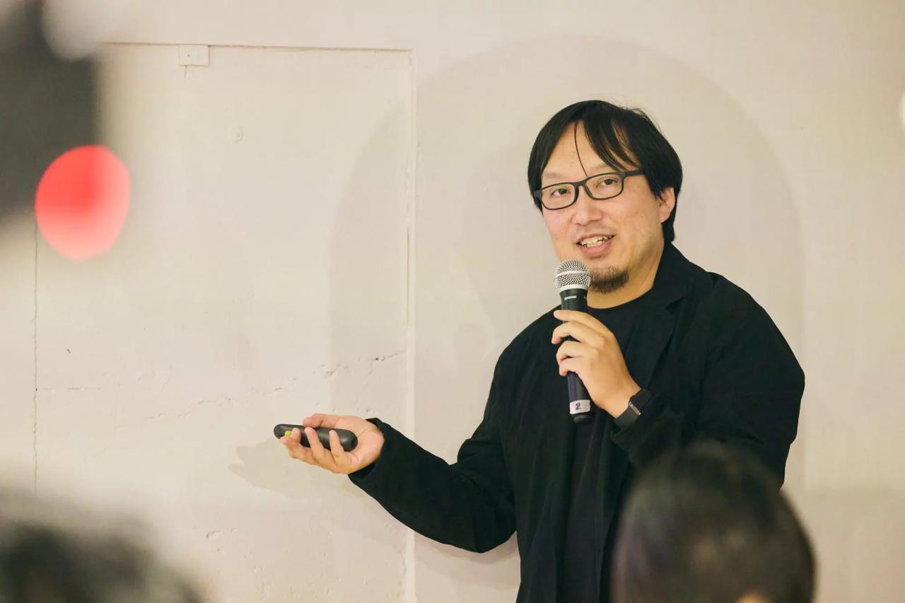 菅俊一さん　1980年東京都生まれ。慶應義塾大学大学院政策・メディア研究科修了。行動や意志の領域のデザインを専門としており、近年は顔図版による視線を用いた誘導体験や静止した図版を辿らせることによる動的イメージの発生、人間の創造性を引き出す制約のデザインについての探求をおこなっている