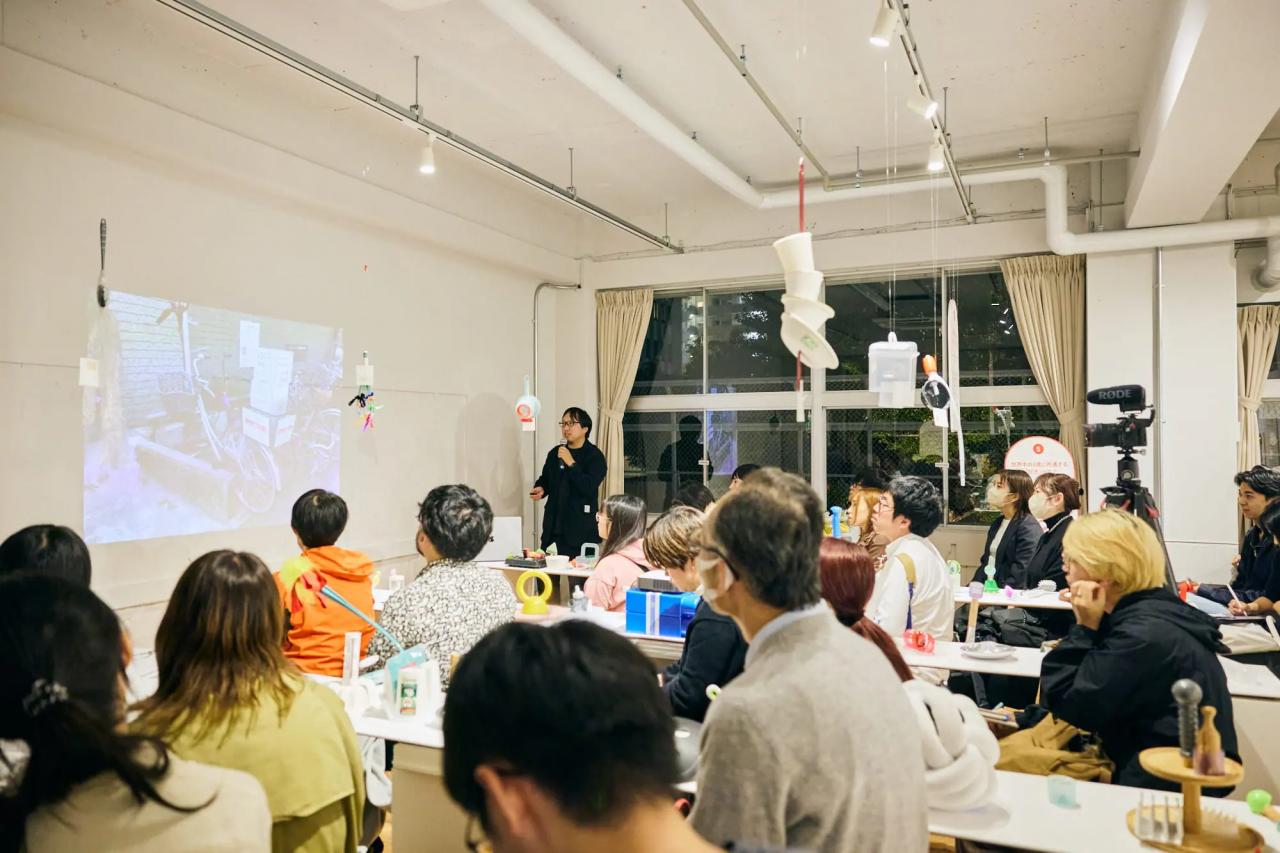 特別公開授業の様子。スクリーンに映っているのが、菅さんの心がザワついた写真