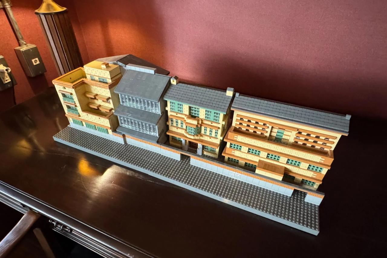 ゲストラウンジに置かれた丸福樓のレゴブロック。左奥から事務棟、新築棟、住宅棟、倉庫棟と建物が連なり、敷地内の路地を通って各建物を行き来する
