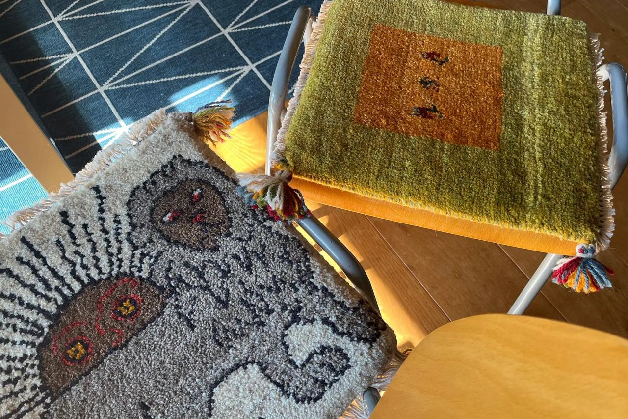 座面にはチェアサイズのラグを敷いて楽しんでいます