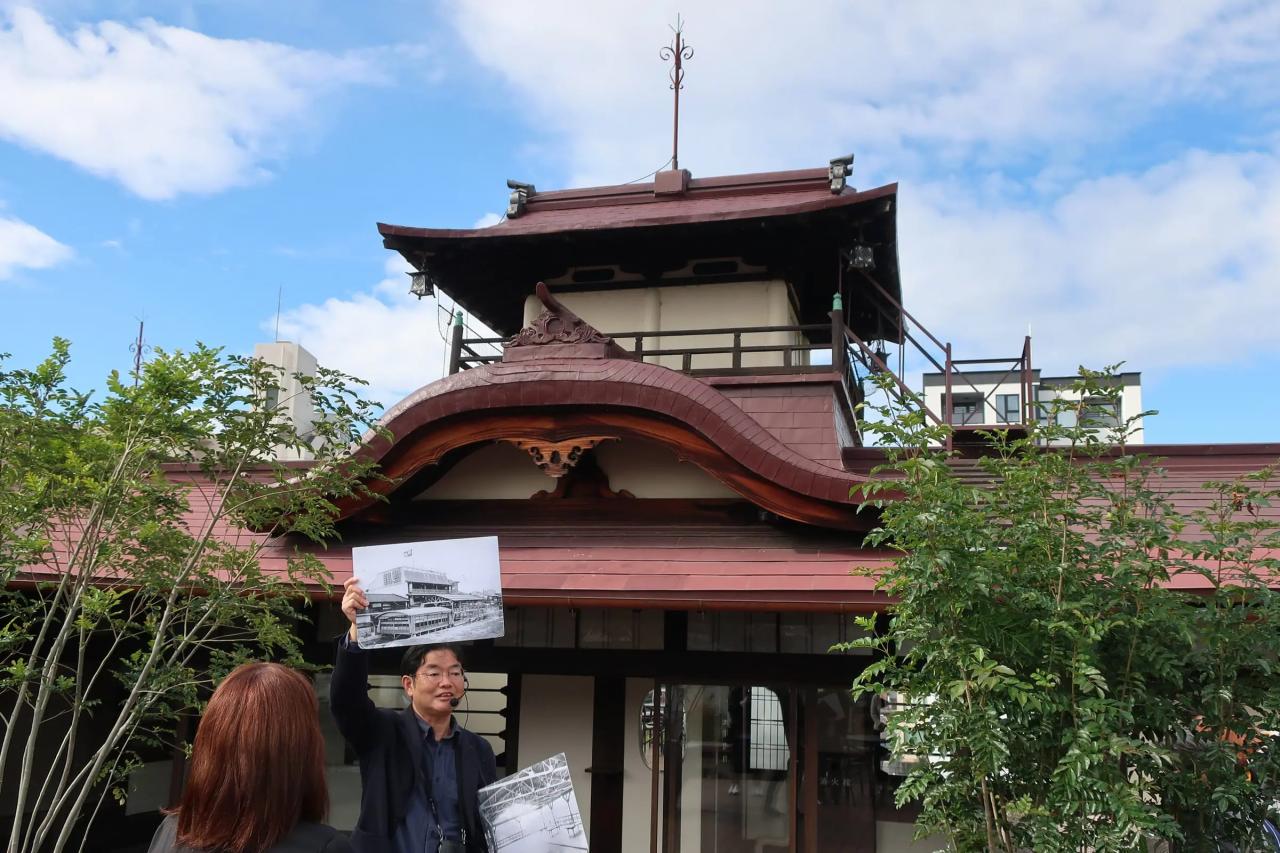 ガイドを担当した石川さんは、京都市の文化財保護技師、学術博士。専門は近代建築史や住宅史で、著書に『近代建築の夜明け－京都熊倉工務店・洋風住宅の歴史－』『京都の洋館』『民藝運動と建築』（共著）などがある