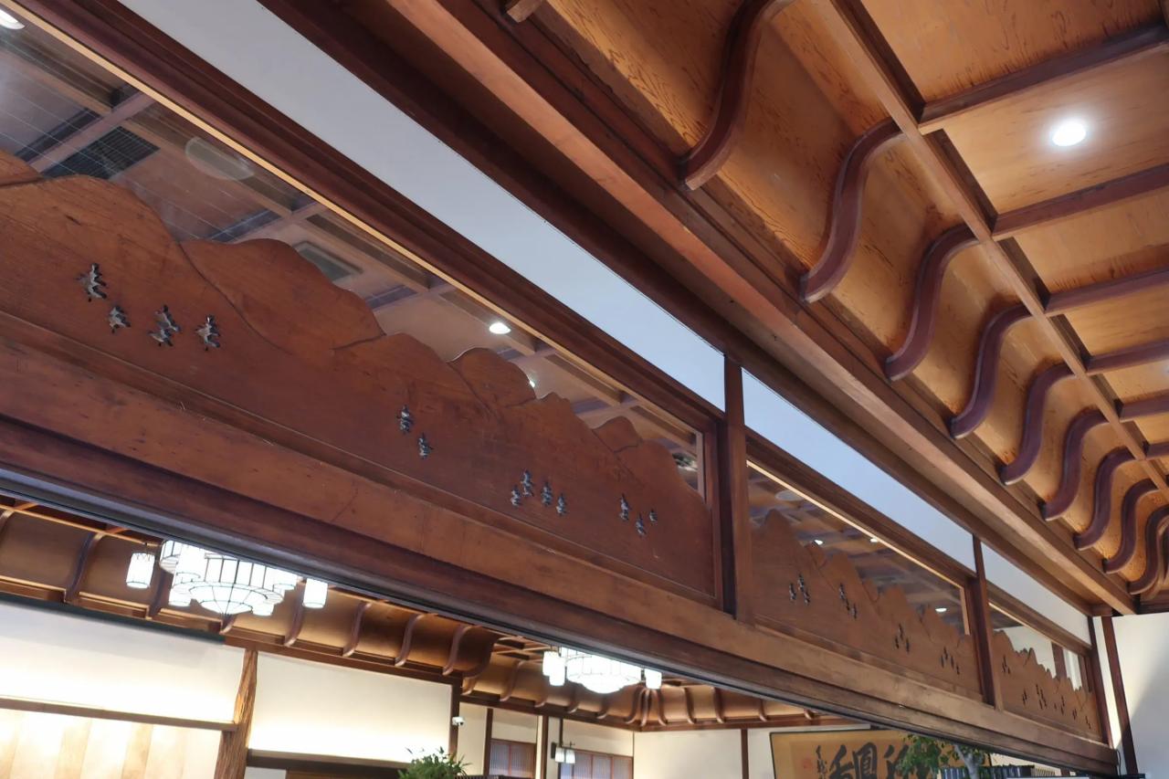 折り上げ格天井や欄間、床柱など、細部まで贅を尽くした空間となっていた