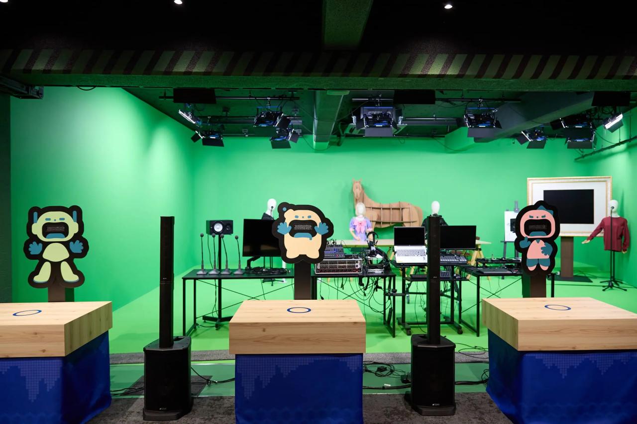 スピーカーが内蔵された、客を象ったパネルが3台設置されている様子