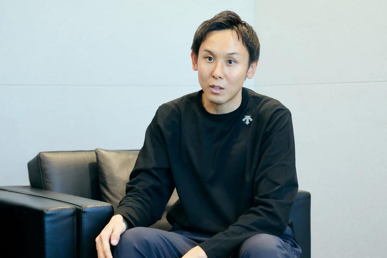 <strong>矢澤航</strong>　デサントジャパン株式会社 デサントマーケティング部門 販売部 販売2課 主任。2021年まで陸上の選手としてデサントのユニフォームを着用して活動。日本代表として2016年リオデジャネイロオリンピックにも出場。2021年10月に引退し、2024年6月から現在の業務を担当