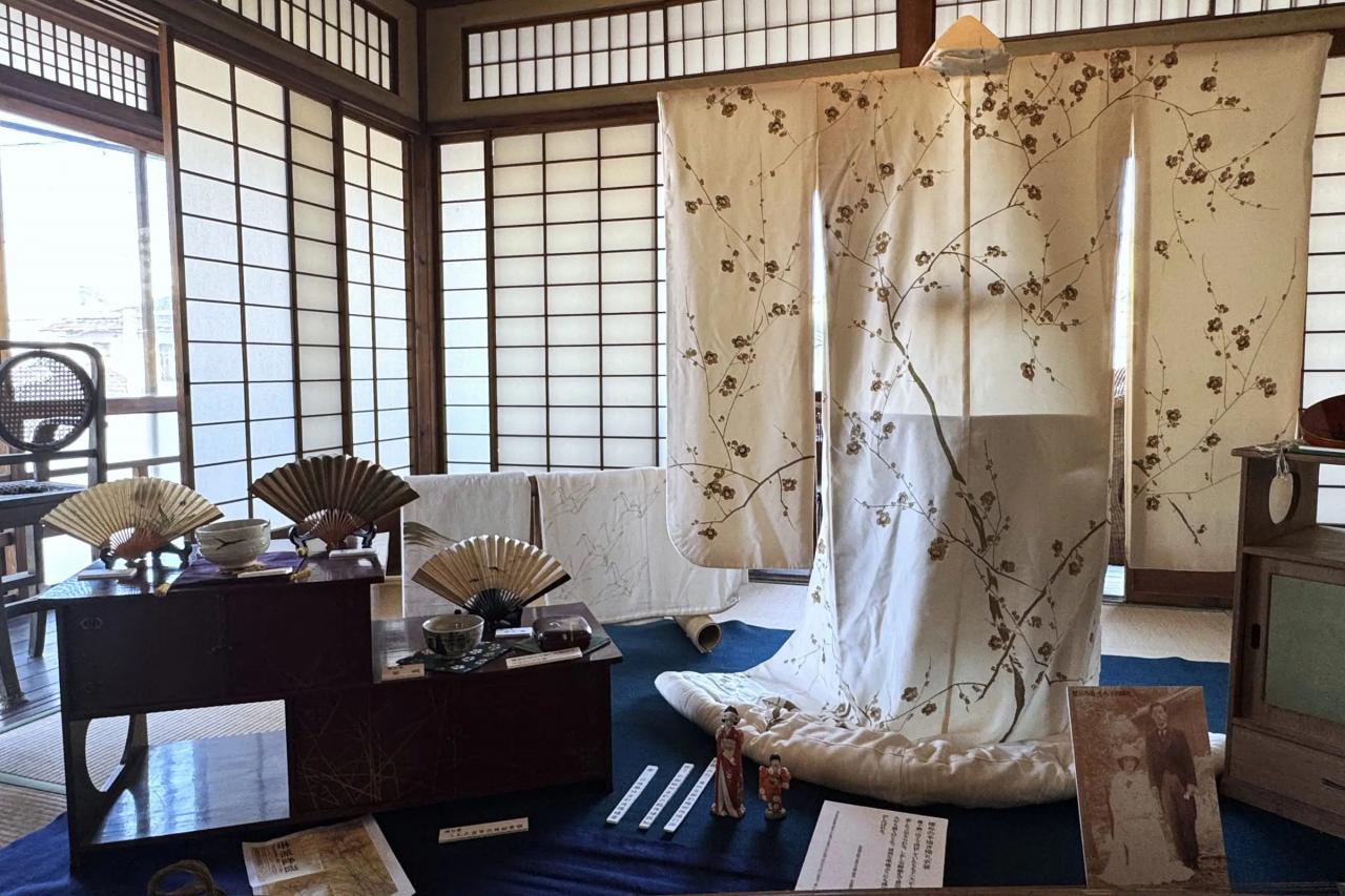 梅の木が描かれた婚礼衣装は、櫻谷が亡くなって9年後に実際に使用。それから2014年、2021年には、もも子さんの孫で櫻谷の玄孫にあたる姉妹がそれぞれ自身の挙式で着用した