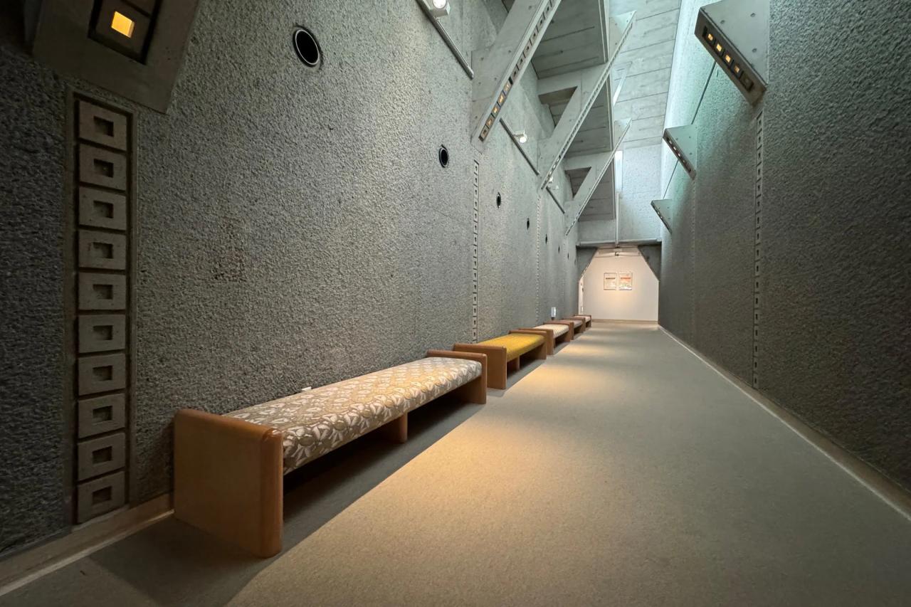 本展のためにミナ ペルホネンのテキスタイル仕様になったベンチ。2階にあがる前の廊下で観ることができる