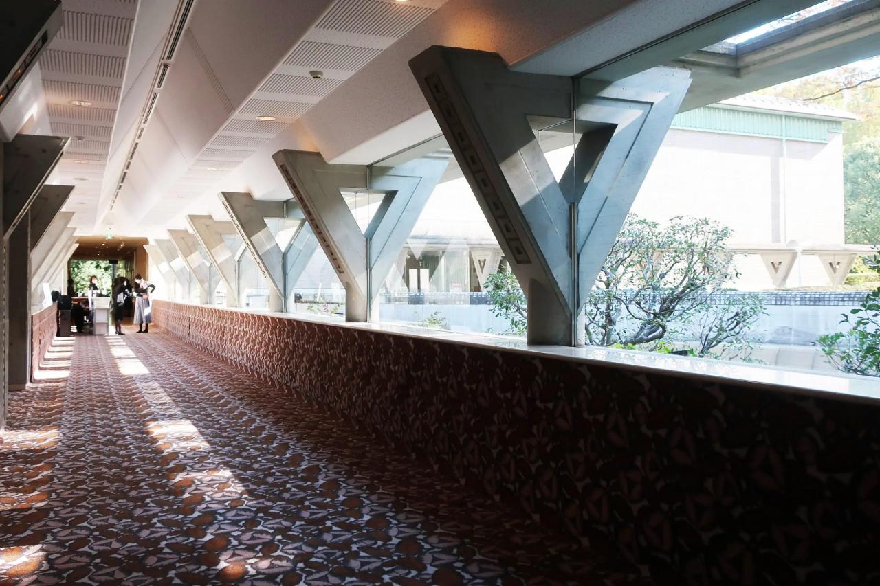 館の特徴でもある展示室へと続く空間。2017年に発表されたヴェルヴェットパイルのテキスタイル「jardin（ジャルダン）」が彩る