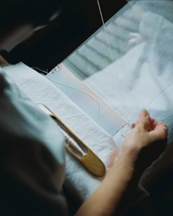 西陣織／清原織物 滋賀県の織元、清原織物は、西陣織の中でも古い歴史をもつ綴織（つづれおり）を受け継いでいます。手仕事による繊細な綴織は、装飾や観賞用の美術織物として扱われ、ハレの日やハレ舞台を彩ってきました。特別な時に寄り添い、祝い事や贈り物にふさわしい織物を作り続けています。 