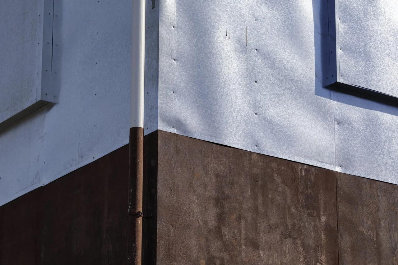 トタン板を貼った外観