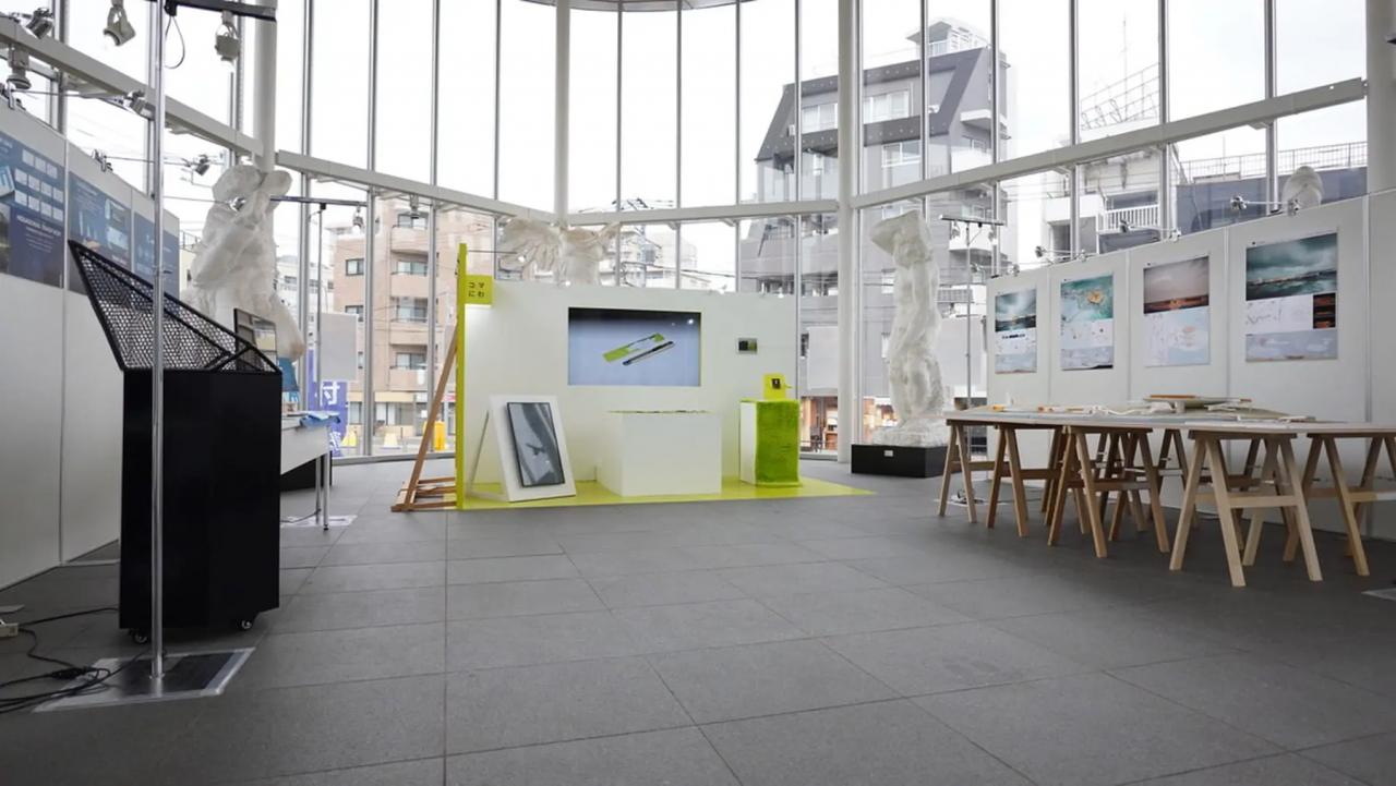 開放的なスペースに作品が並んでいる様子