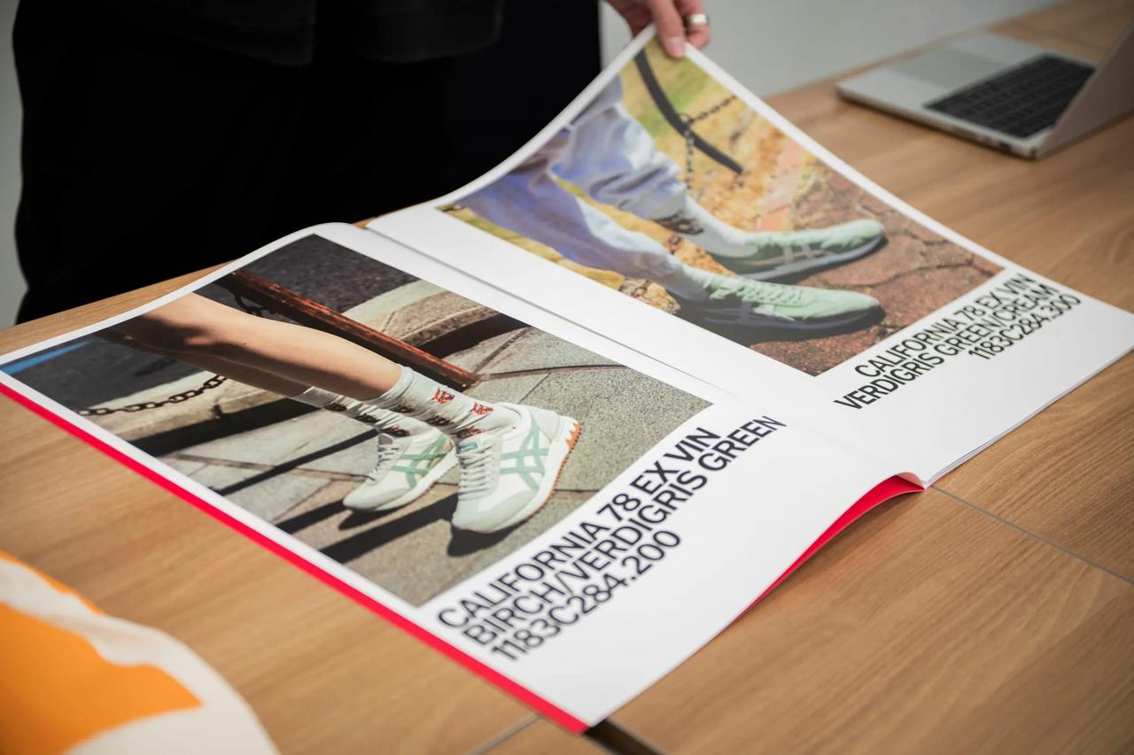 オニツカタイガーのB3サイズのカタログ。インパクトとアイテムのディテールが伝わるスケールのビジュアルで、ポスターとして部屋に飾りたくなるサイズとデザイン