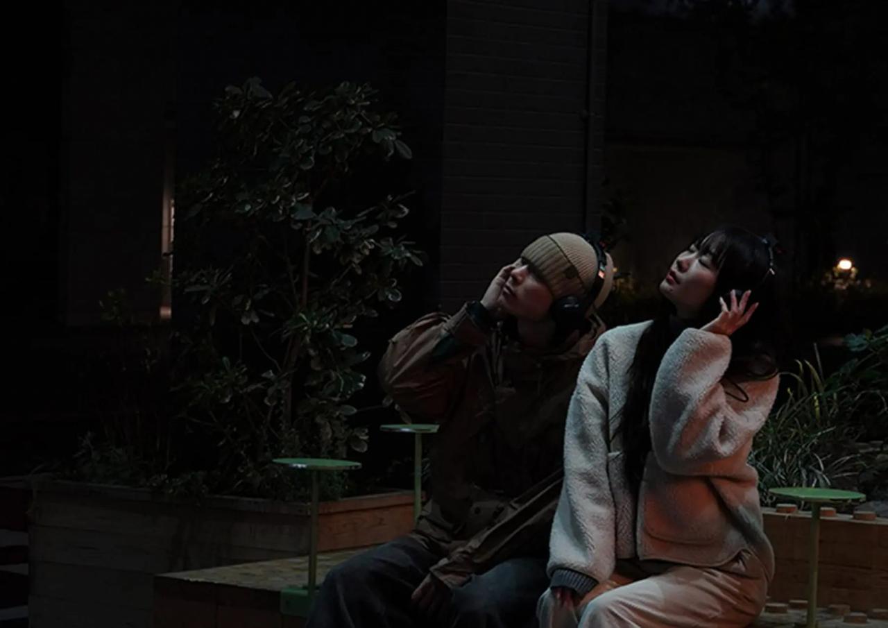 ヘッドフォンを装着し、聴覚を通じて夜空を体験する様子を表現した作品イメージ