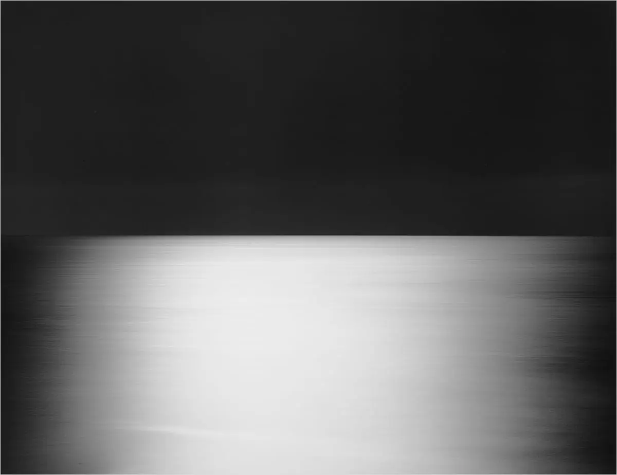 杉本博司《相模湾、江之浦》 2025年 ゼラチン・シルバー・プリント 119.4×149.2cm　© Hiroshi Sugimoto / Courtesy of Gallery Koyanagi