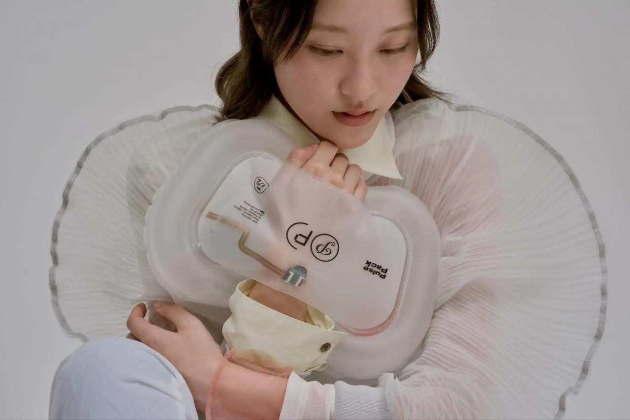 Konelが自身の心拍に触れるウェアラブルバッグ「Pulse Pack」をミラノデザインウィーク2026で発表